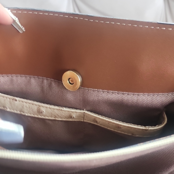 London Fog Cream and Brown Crossbody Bag with Textured Design - Picture 4 of 13